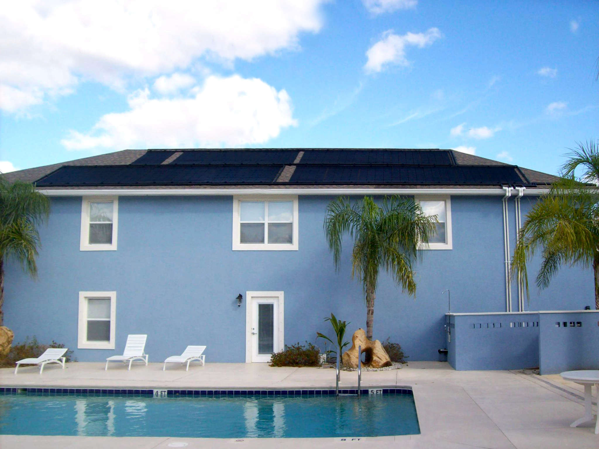 Calefacción solar para piscinas en una vivienda unifamiliar azul